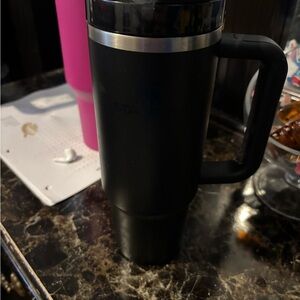 Black Stanley with handle.